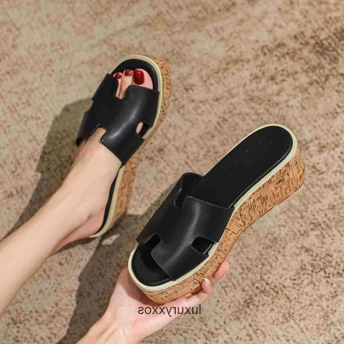 Beach Shoe Slippers 2023 Orans Designer Slide Sandal Heeled h Women's Summer Slope Heel Outgoing Leather Bottom Beach Open Sandals
Beach Shoe Slippers 2023 Orans Designer Slide Sandal Heeled h Women's Summer Slope Heel Outgoing Leather Bottom Beach Open Sandals
