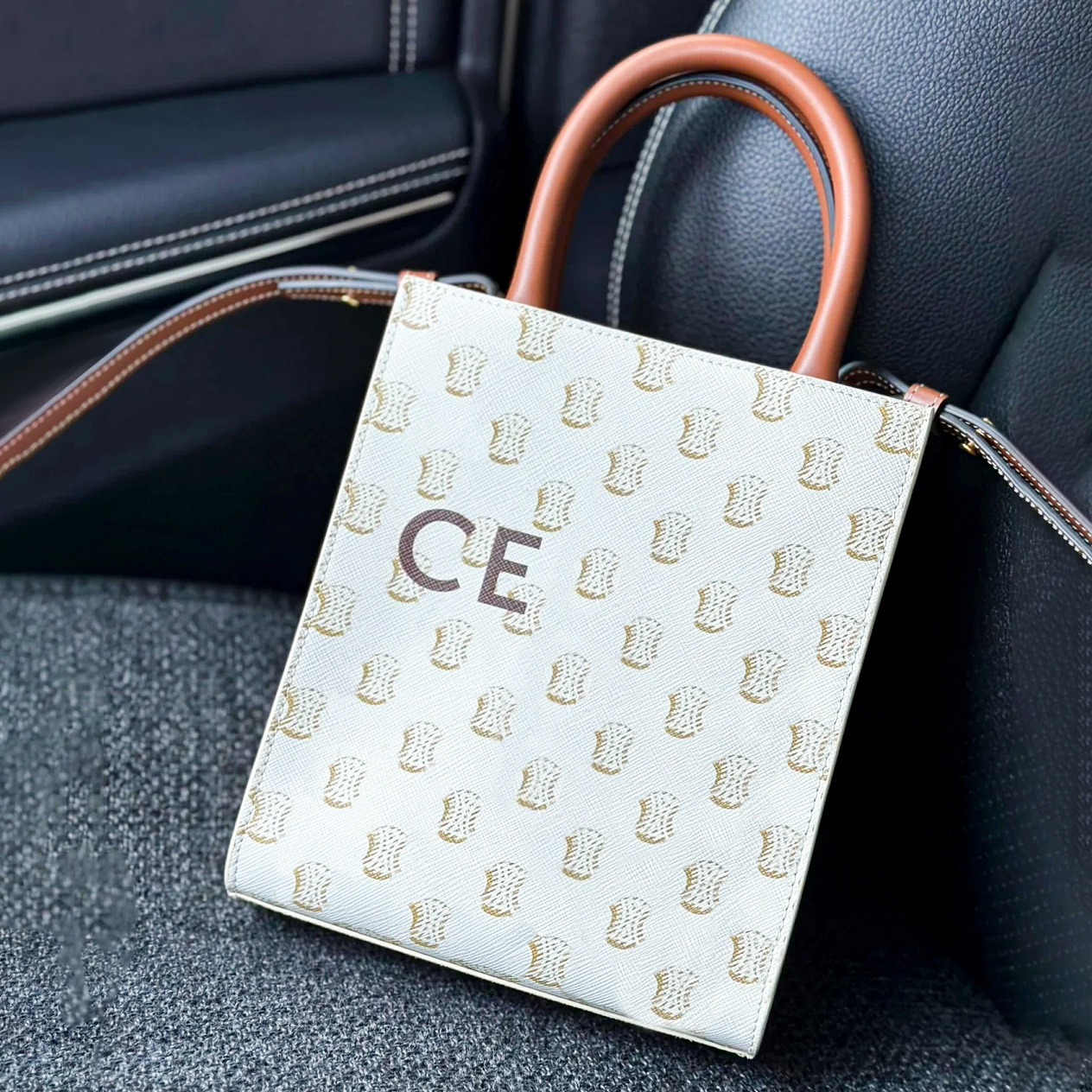 Luxury TRIOMPHE CANVAS CABAS Mens the tote bag handbag celins cylinder Top handle crossbody bag Womens designer Genuine leather clutch fashion lady Shoulder bags, Cabas-mon0gram black
Luxury TRIOMPHE CANVAS CABAS Mens the tote bag handbag celins cylinder Top handle crossbody bag Womens designer Genuine leather clutch fashion lady Shoulder bags, Cabas-mon0gram black