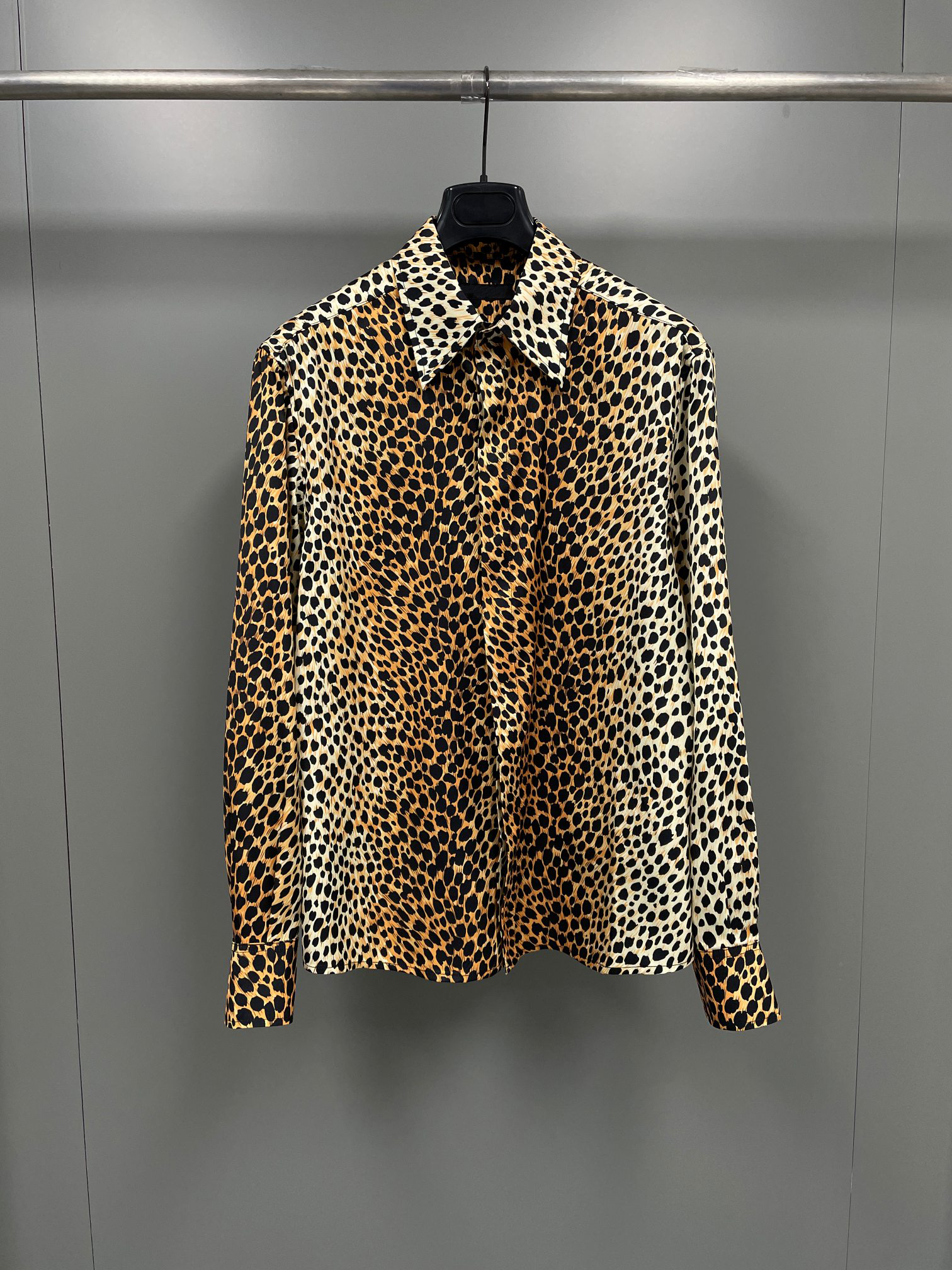2023 mens shirts fashion leopard print single breasted design luxury designer long sleeved casual shirts, Multi
2023 mens shirts fashion leopard print single breasted design luxury designer long sleeved casual shirts, Multi