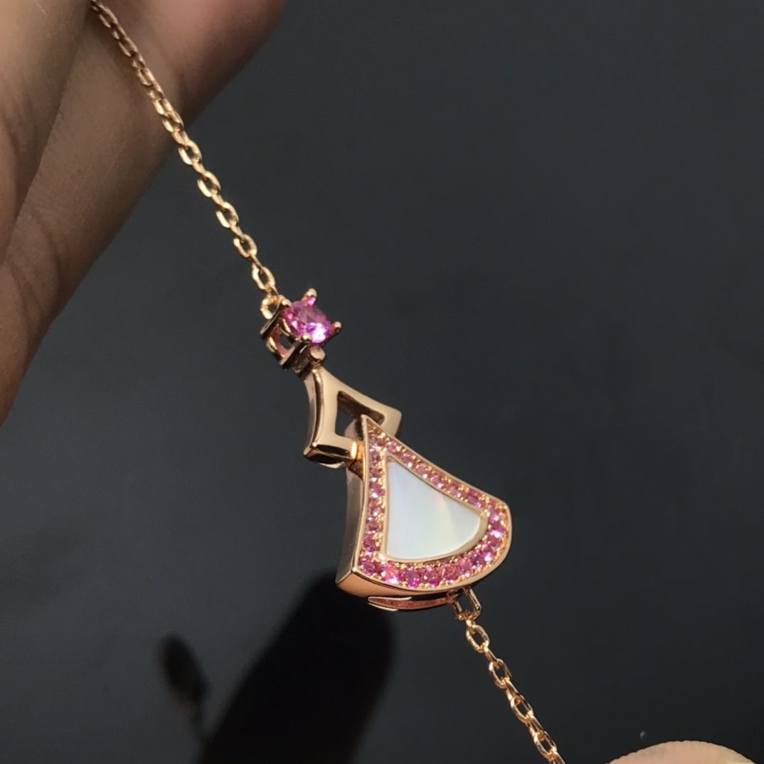Light luxury small dress bracelet in sterling silver with 18ct rose gold plated white mother of pearl set with pink diamonds ladies matching bracelet
Light luxury small dress bracelet in sterling silver with 18ct rose gold plated white mother of pearl set with pink diamonds ladies matching bracelet