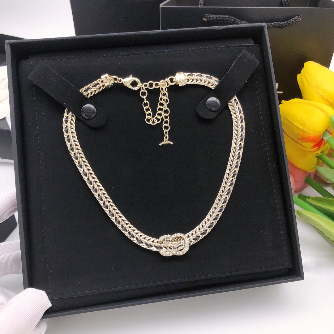 Luxury Designer CCity Necklaces Classic Pendant Jewelry Retro carving C Pearl Chokers Necklacess Couples Party Wedding high quality Gift
Luxury Designer CCity Necklaces Classic Pendant Jewelry Retro carving C Pearl Chokers Necklacess Couples Party Wedding high quality Gift