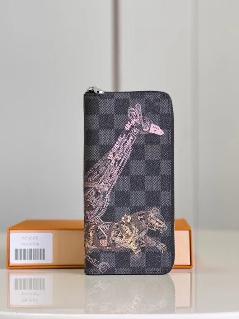 Luxury high quality men's new trousers zipper purse N64606 card bag giraffe silkscreen pattern fashion does not fade
Luxury high quality men's new trousers zipper purse N64606 card bag giraffe silkscreen pattern fashion does not fade