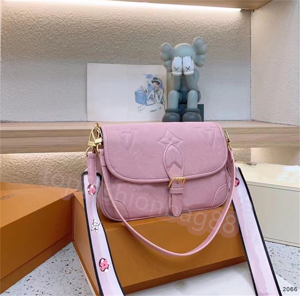 Luxurys Designers Bags Women bag shoulder Messenger bags Classic Style Fashion Lady Totes handbags purses wallet with small wallets Perforated bag, No box
Luxurys Designers Bags Women bag shoulder Messenger bags Classic Style Fashion Lady Totes handbags purses wallet with small wallets Perforated bag, No box