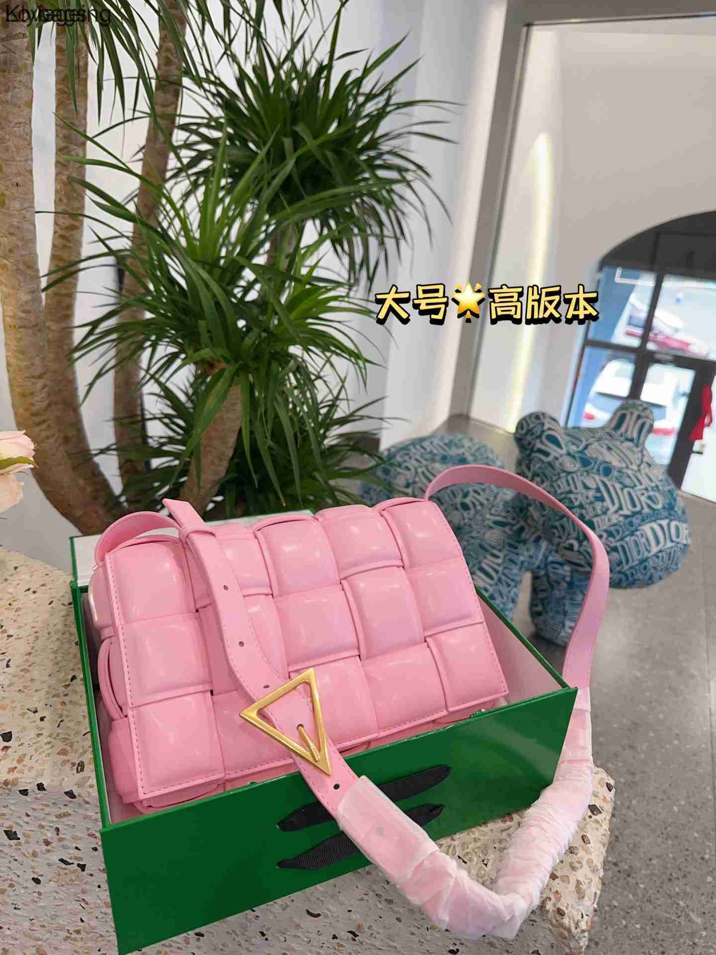 Cassettes Mini Woven Bottegas Sheepskin Venetas Bag Pillow 2023 for Bags Women's Square Trendy One Shoulder Crossbody Versatile Xgib, 26cm
Cassettes Mini Woven Bottegas Sheepskin Venetas Bag Pillow 2023 for Bags Women's Square Trendy One Shoulder Crossbody Versatile Xgib, 26cm
