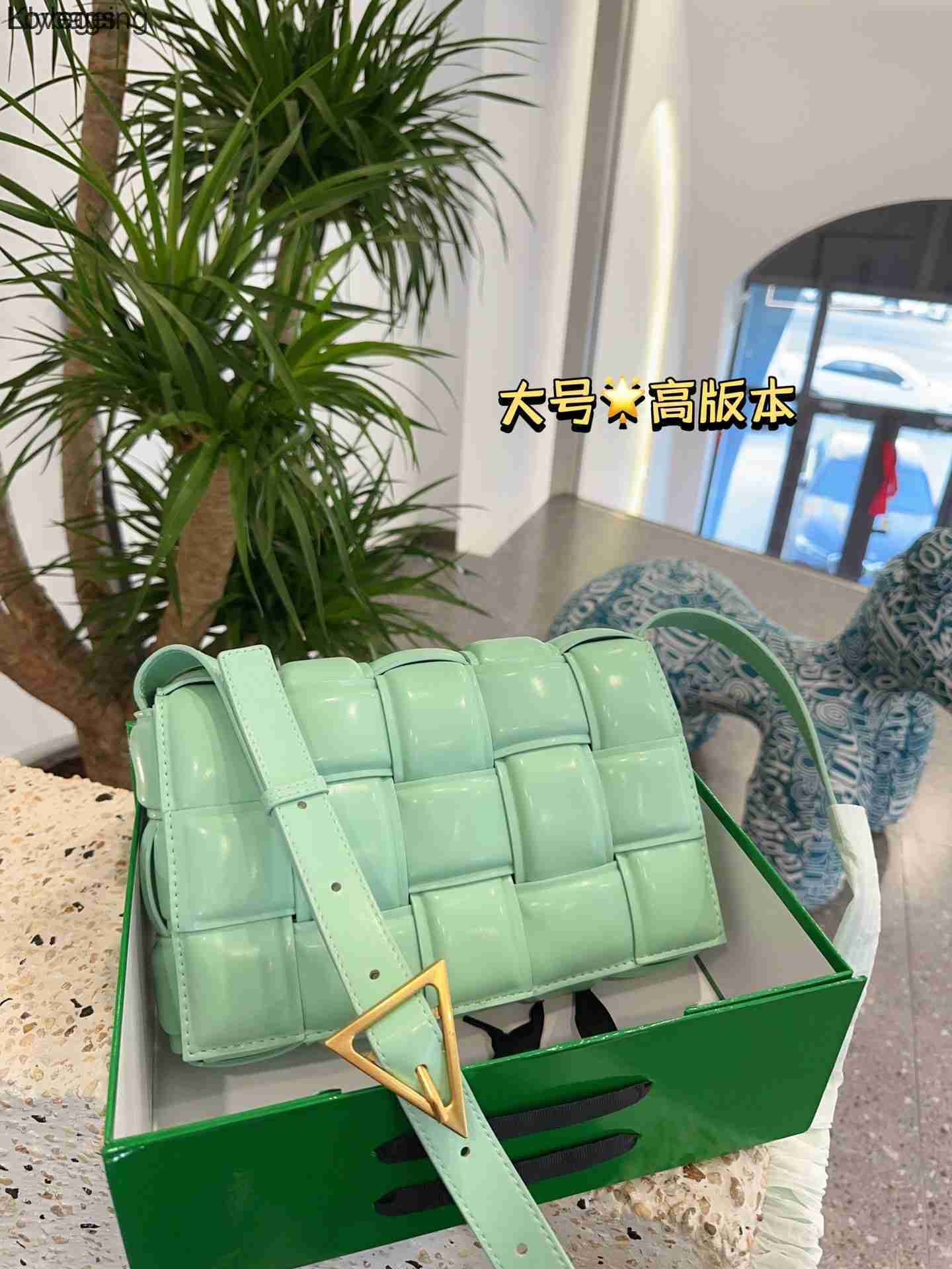 Crossbody for 2023 Mini Bottegas Woven Venetas Trendy Bags Women's Bag One Shoulder Pillow Versatile Cassettes Square Sheepskin Fhor, 26cm 
Crossbody for 2023 Mini Bottegas Woven Venetas Trendy Bags Women's Bag One Shoulder Pillow Versatile Cassettes Square Sheepskin Fhor, 26cm