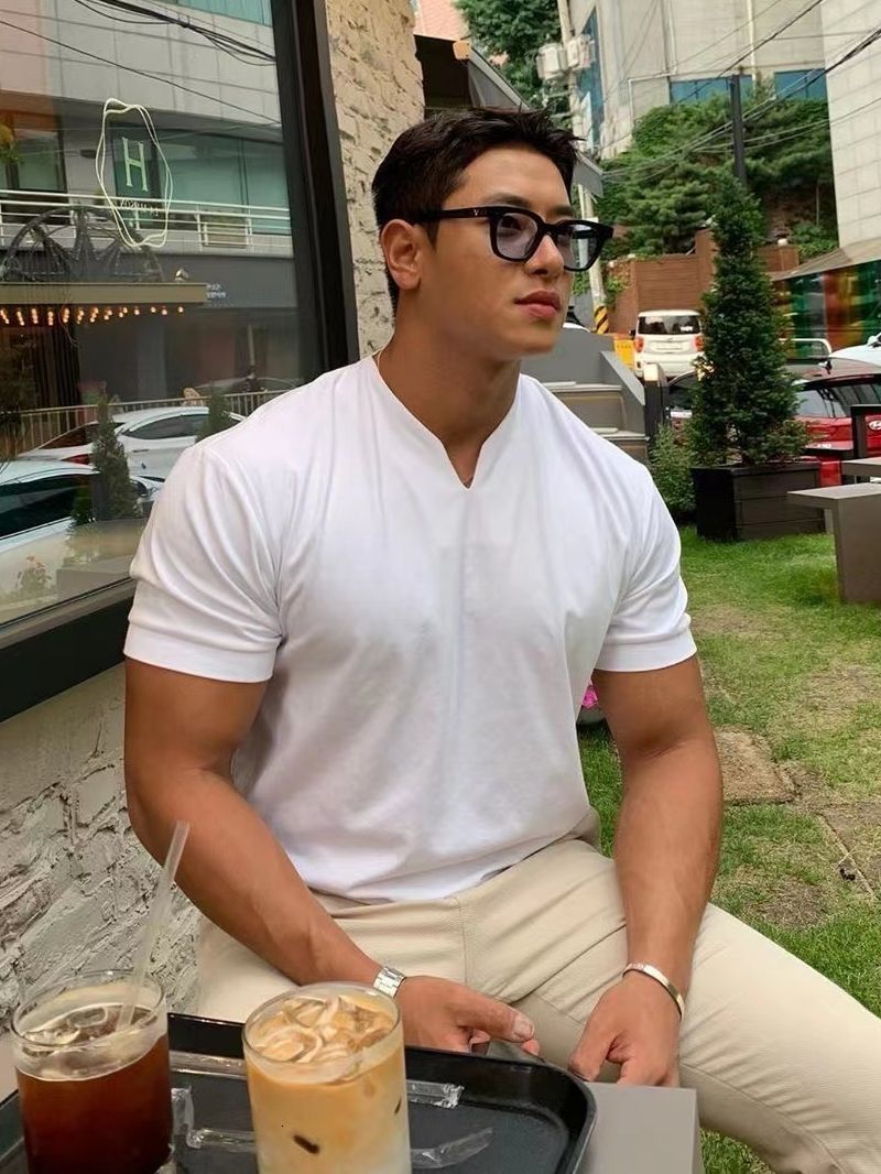 Mens Polos Summer Fashion Trend Sports Fitness Leisure Simple TShirt Solid Loose Short Sleeve VNeck Top Polo Shirt 230504
