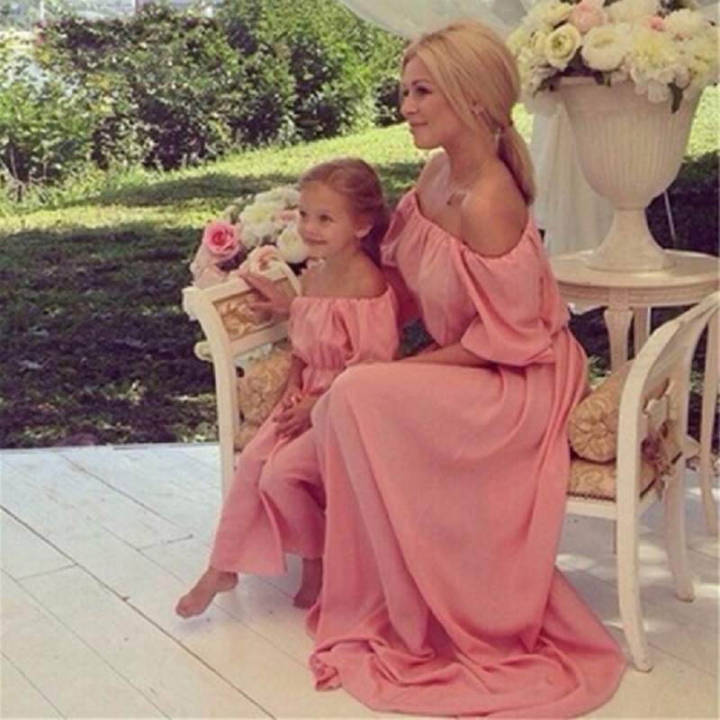 Family Matching Outfits Summer Mom and Daughter Dress Mother Clothes Girls Sleeveless Beach 230504