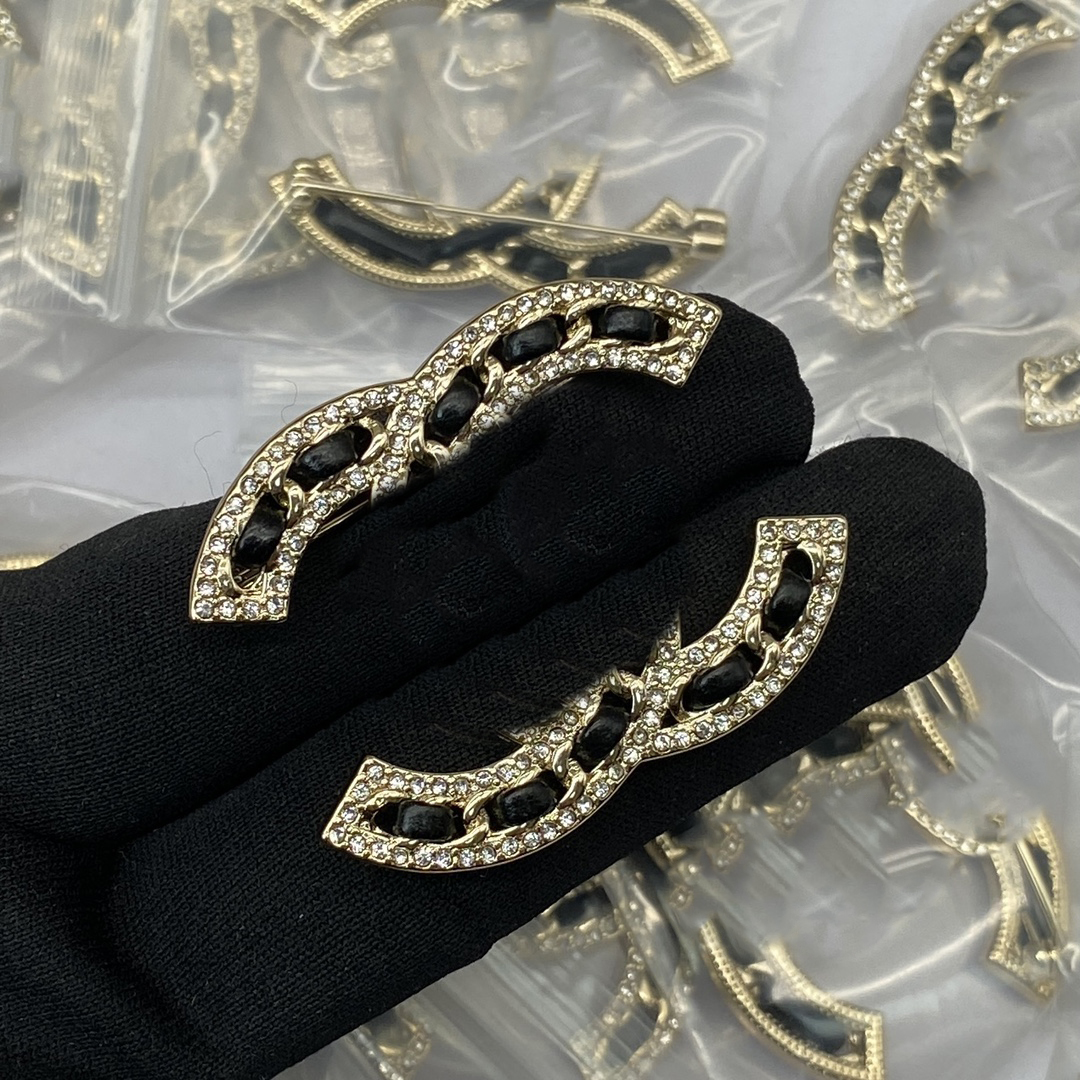 High Quality CCity Pins Brooches Various New Internet celebrity Women C Brooche Fashion Designer Pins Tassels Pearl crystal Woman Accessories For dinner Party r8er