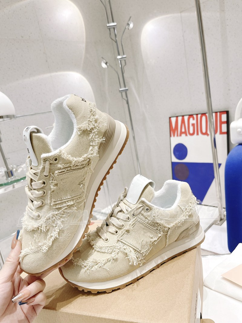 2023 High quality new miu joint name fur edge women's sports shoe all-match casual tide thick bottom breathable ladies running sneakers shoes size 35-40
2023 High quality new miu joint name fur edge women's sports shoe all-match casual tide thick bottom breathable ladies running sneakers shoes size 35-40