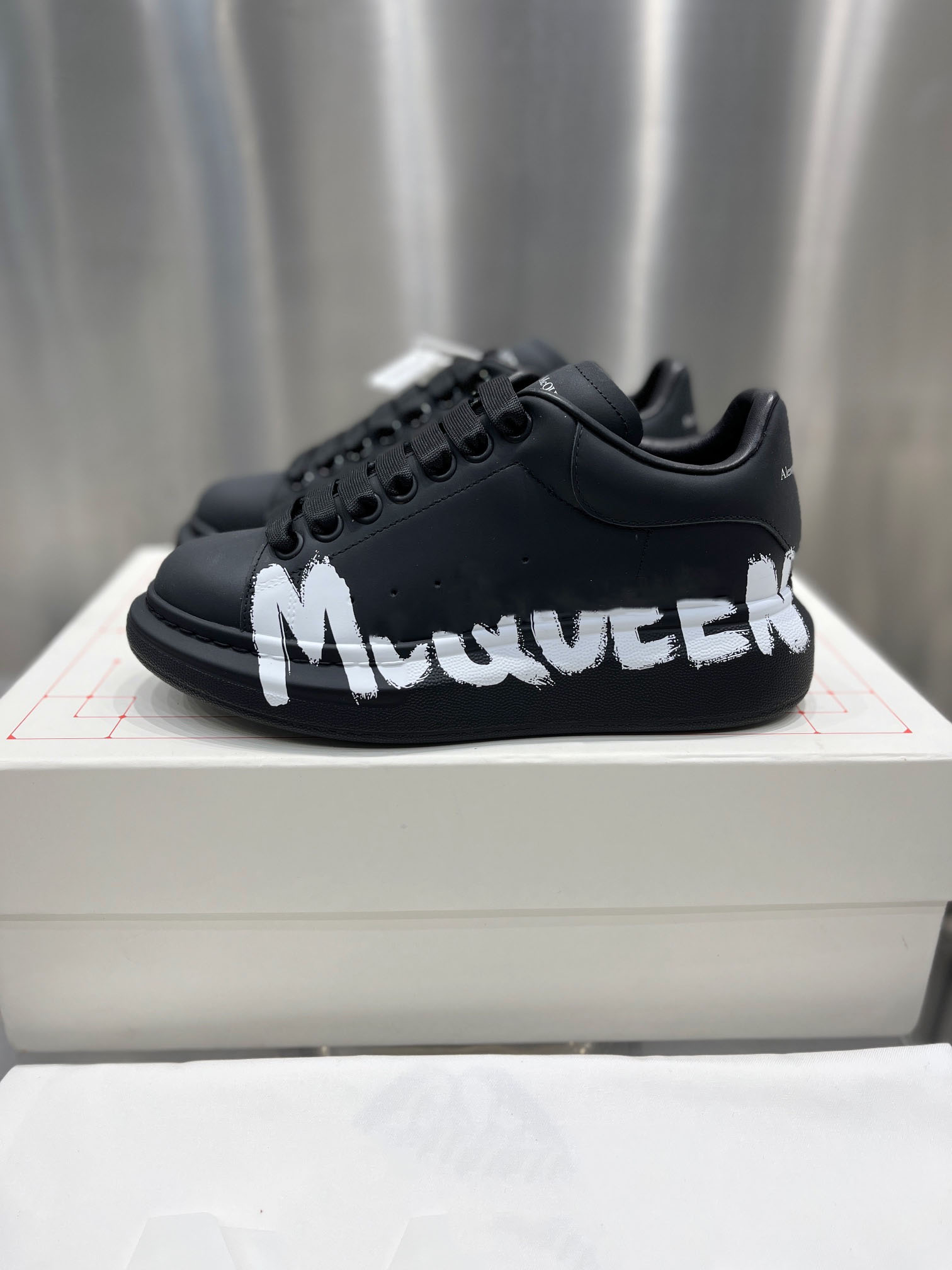 Mens Casual Alexander Shoes Mcqueens Boots Womens Graffiti Oversized Sneakers Espadrilles Luxurys Designers Trainers Flats Platform White and Black Leather, Buy the box
Mens Casual Alexander Shoes Mcqueens Boots Womens Graffiti Oversized Sneakers Espadrilles Luxurys Designers Trainers Flats Platform White and Black Leather, Buy the box