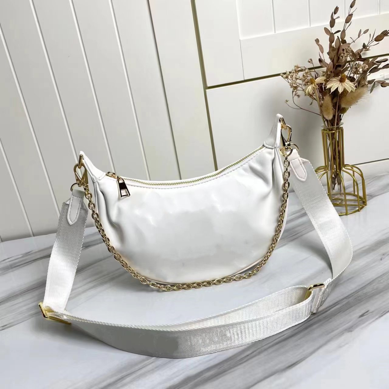 2023 new designer luxury shoulder bag can be diagonally detachable shoulder strap multifunctional handbag 59799, 5#59799
2023 new designer luxury shoulder bag can be diagonally detachable shoulder strap multifunctional handbag 59799, 5#59799