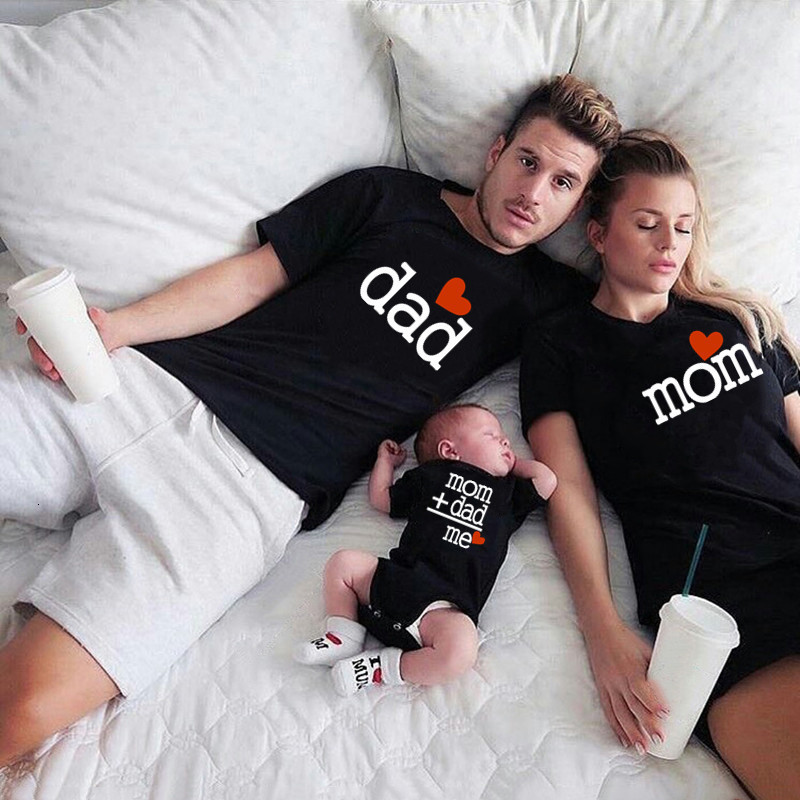 Family Matching Outfits Mom Dad Me Father Daughter Son Clothes Look Tshirt and Baby Kids 230504