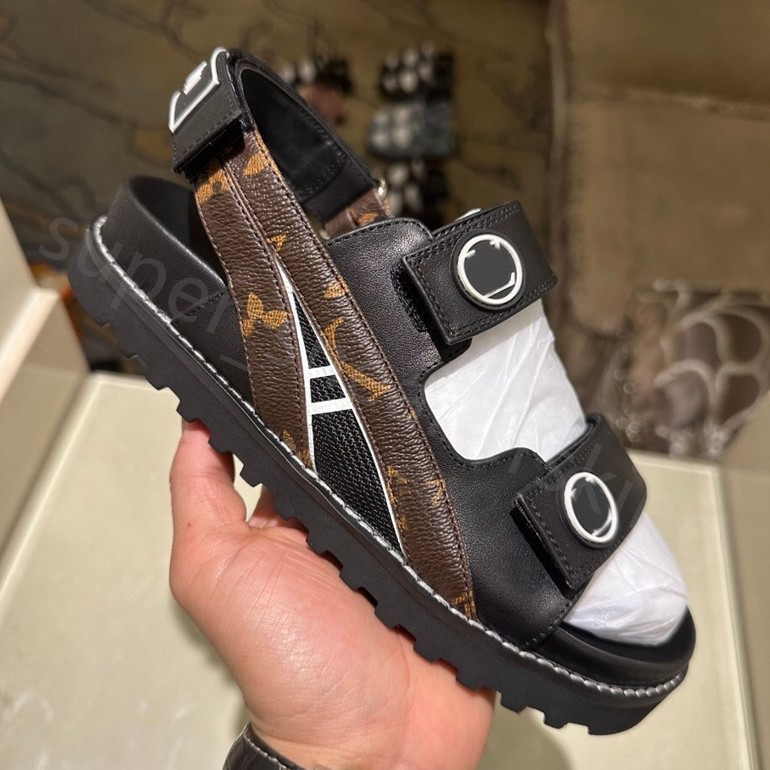 Designer Sandals Men Women Leather Mules Cool Stylish Slides Adjusted Buckles Belt Summer Slipper With box size 35-45
Designer Sandals Men Women Leather Mules Cool Stylish Slides Adjusted Buckles Belt Summer Slipper With box size 35-45