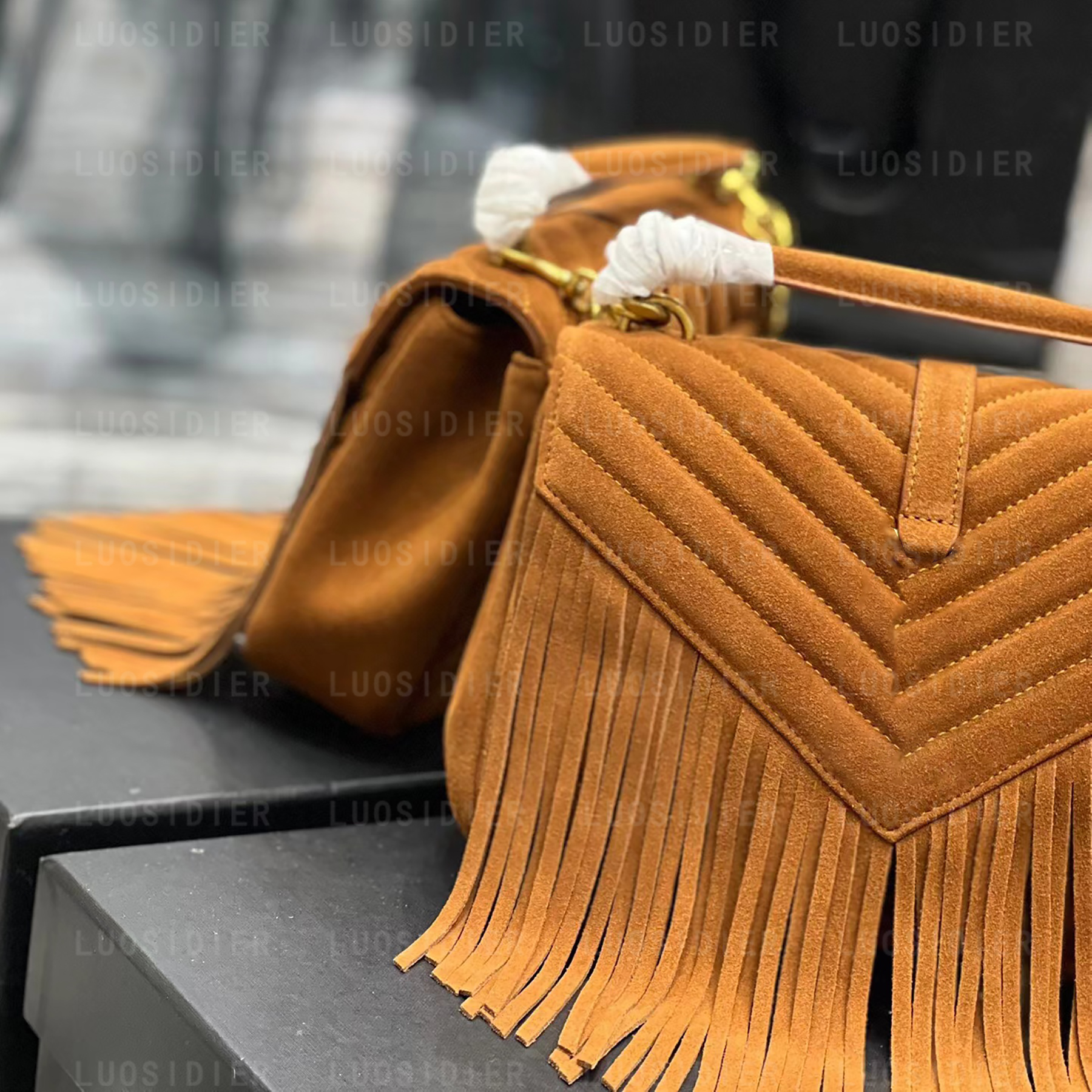 College Chain Bag Suede with Fringes Chevron-quilted Overstitching Top Handle Leather Shoulder Strap Crossbody Handbag Luxury Designers
College Chain Bag Suede with Fringes Chevron-quilted Overstitching Top Handle Leather Shoulder Strap Crossbody Handbag Luxury Designers