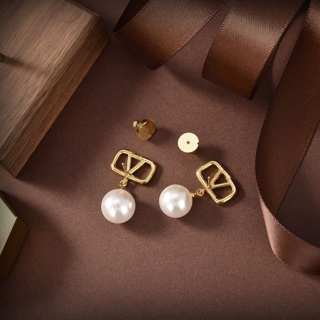 earrings designer for women stud luxury gold heart shape pearl crystal gold double V letter 925s silver jewelry classic 159412
earrings designer for women stud luxury gold heart shape pearl crystal gold double V letter 925s silver jewelry classic 159412