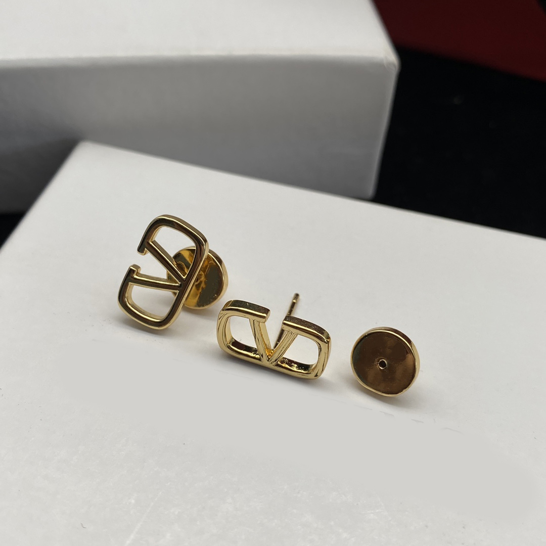 18K gold plated stud earrings designer for woman fashion luxury brand letter V mans stud earings girls ear studs weddings gift
18K gold plated stud earrings designer for woman fashion luxury brand letter V mans stud earings girls ear studs weddings gift