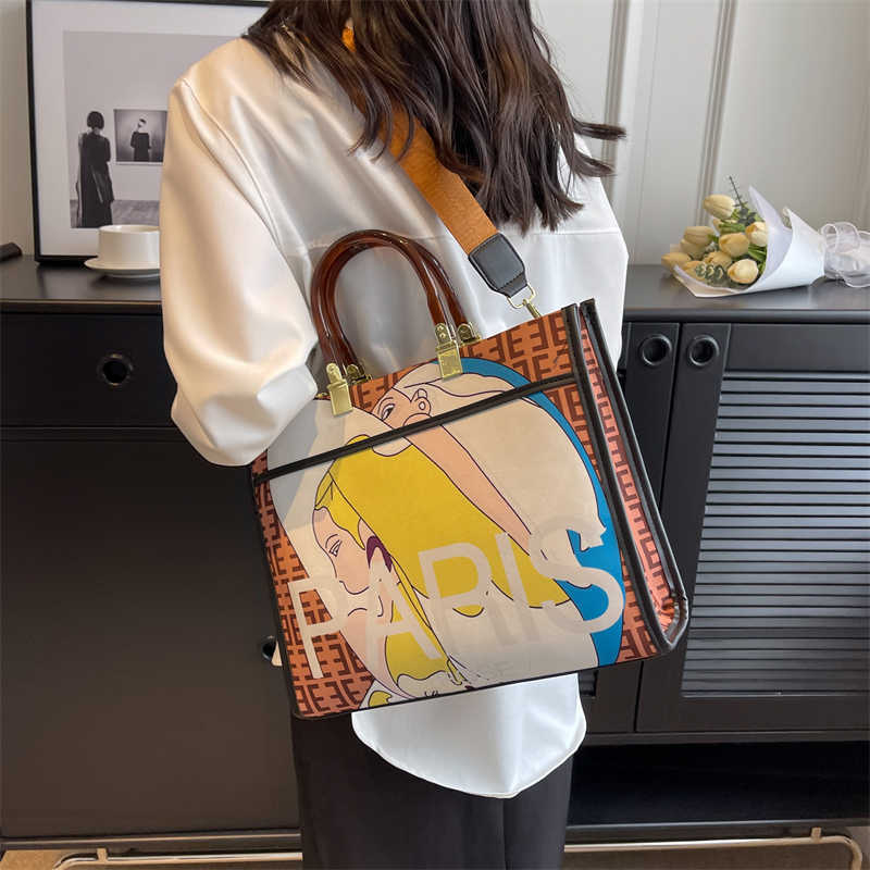 Totes 2023 New Famous Brand Women Shoulder Bag Printing Flap Tote Designer Handbag High Quality Fashion Ladies Messenger Crossbody Y23
Totes 2023 New Famous Brand Women Shoulder Bag Printing Flap Tote Designer Handbag High Quality Fashion Ladies Messenger Crossbody Y23