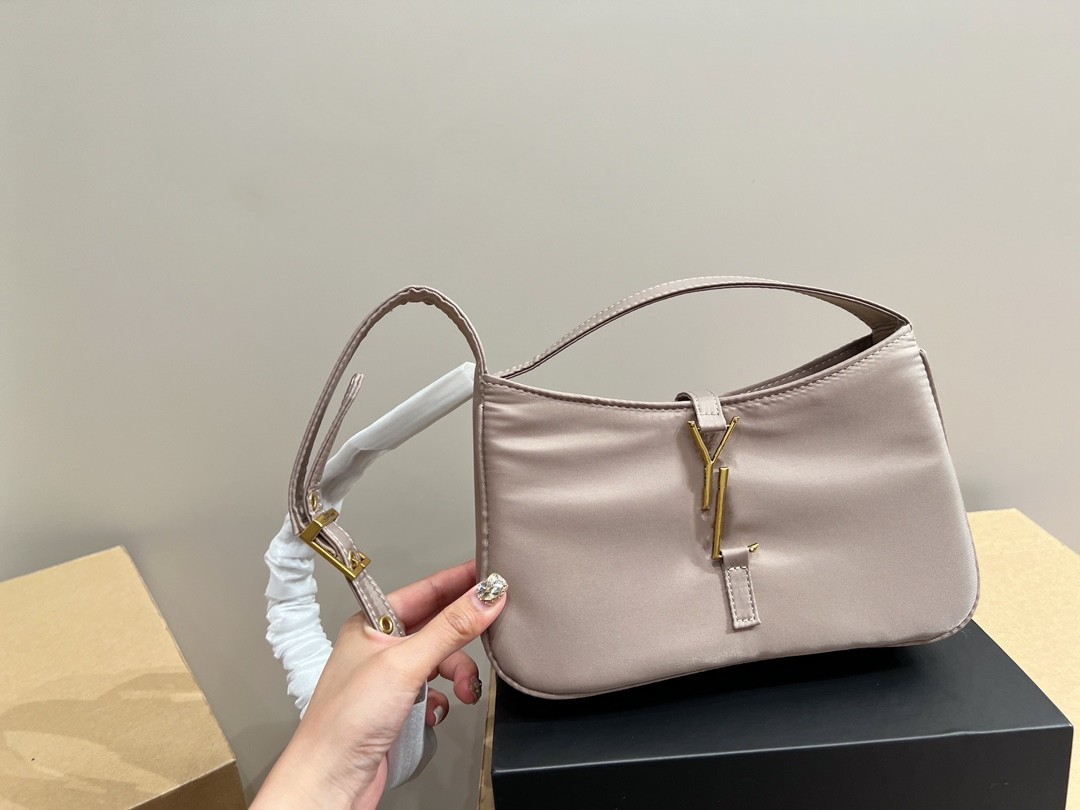 Classic designer bag brand nylon women's underarm bag new fashion one shoulder bag hardware logo crossbody bag women's chest bag, Customize
Classic designer bag brand nylon women's underarm bag new fashion one shoulder bag hardware logo crossbody bag women's chest bag, Customize