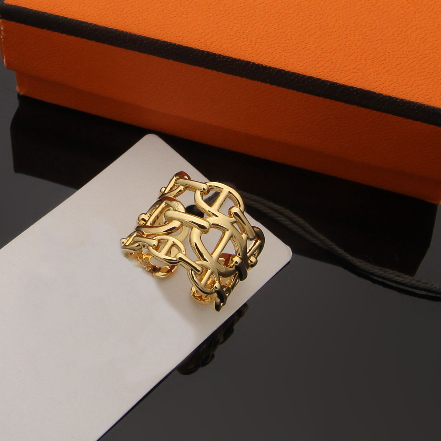 European and American wide face ring female niche design personality gold fashion simple open index finger ring 
European and American wide face ring female niche design personality gold fashion simple open index finger ring
