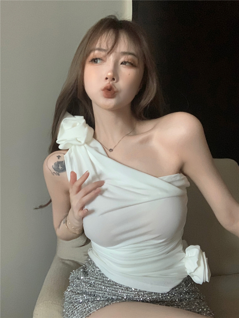 Women' T Shirts 2023 Hand Knotted Flower Appliques High Elastic Slim Pleated Women Diagonal Shoulder Bottom Top Vest
Women' T Shirts 2023 Hand Knotted Flower Appliques High Elastic Slim Pleated Women Diagonal Shoulder Bottom Top Vest