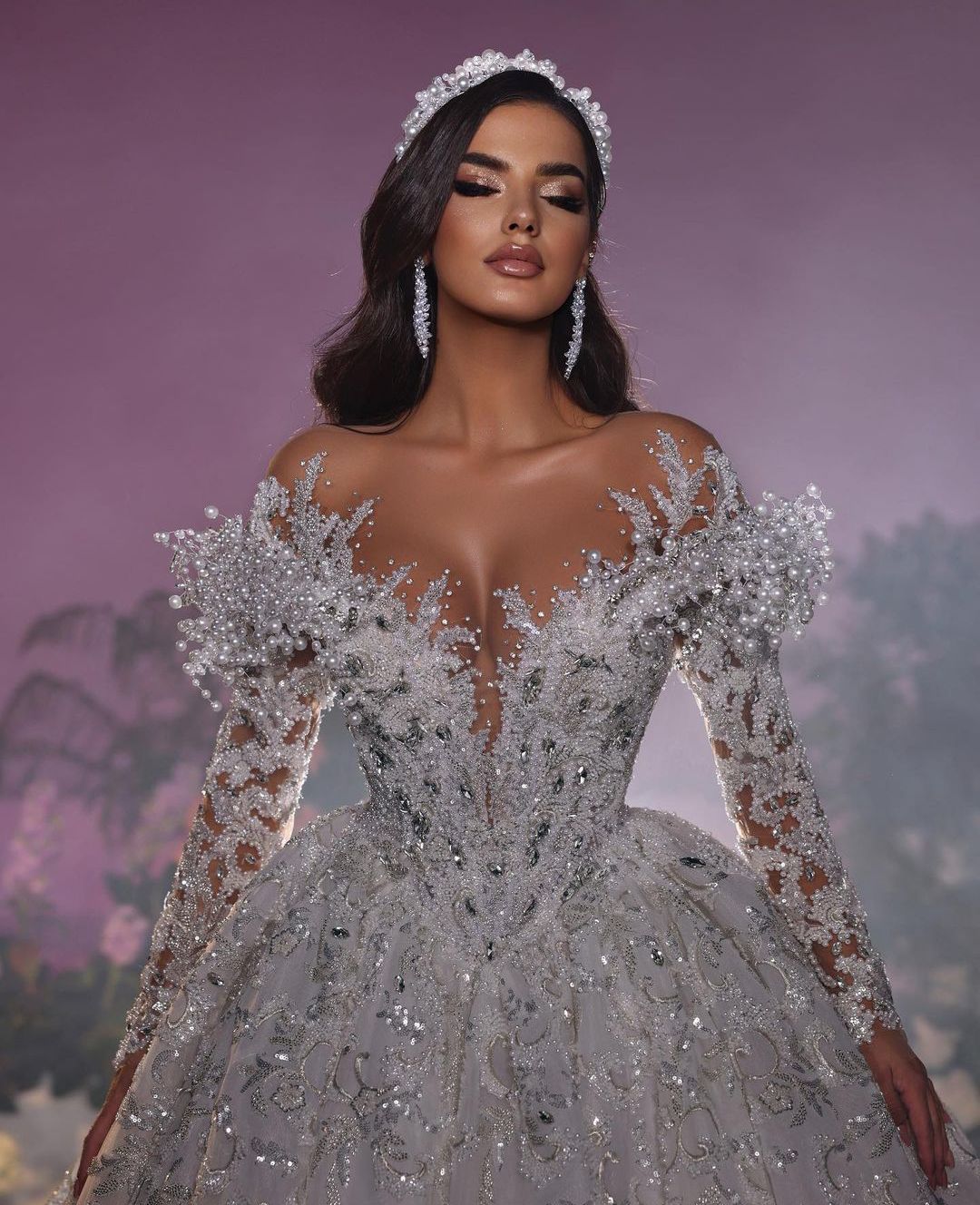 Exquisite Ball Gown Wedding Dresses V Neck Long Sleeves Sequins Appliques Beaded Floor Length Ruffles Diamonds Pearls Bridal Gowns Plus Size Vestido d