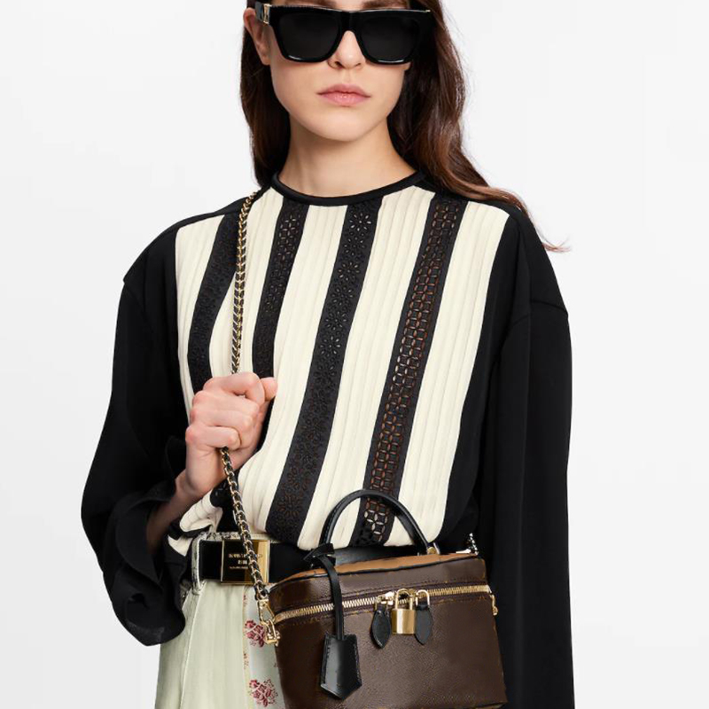 10A designer bag womenbag Handbag canvas heavy line Nice makeup bag, portable or strap on leather chain shoulder strap to achieve shoulder back or cross-bodyLV076
10A designer bag womenbag Handbag canvas heavy line Nice makeup bag, portable or strap on leather chain shoulder strap to achieve shoulder back or cross-bodyLV076