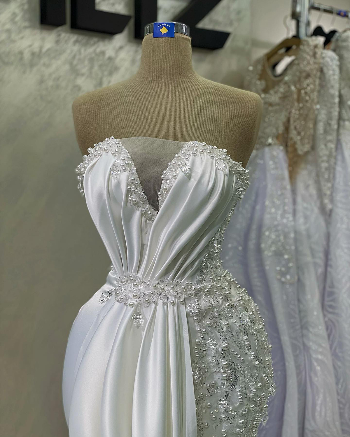 Glamorous Mermaid Wedding Dresses Strapless Pearls Applicants Zipper Satin Pleats Decoration Custom Made Plus Size Bridal Gown Vestidos De Novia