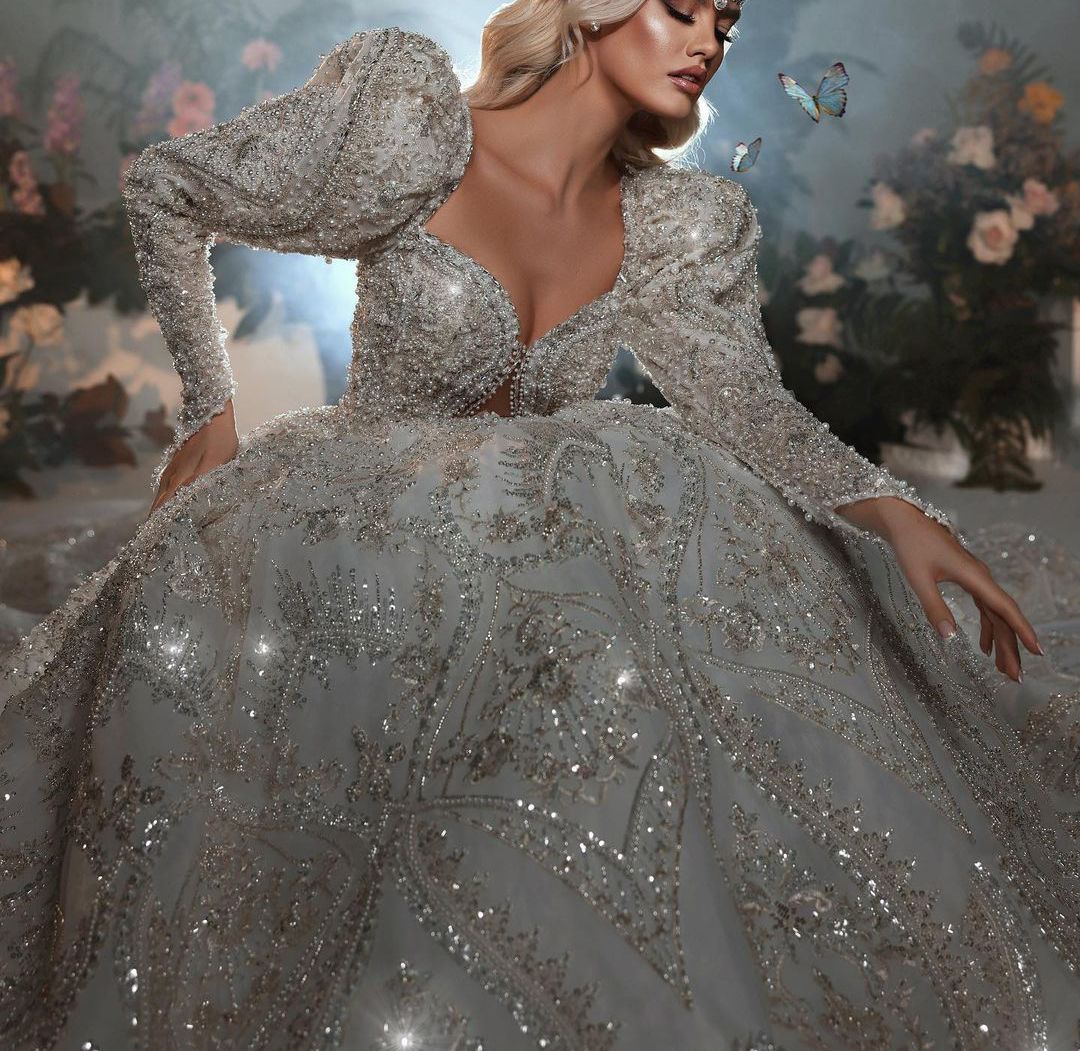 Exquisite Ball Gown Wedding Dresses Long Sleeves V Neck Sequins Applique Lace Ruffles Bridal Gowns Beads Diamonds Formal Dress Plus Size Custom Made V