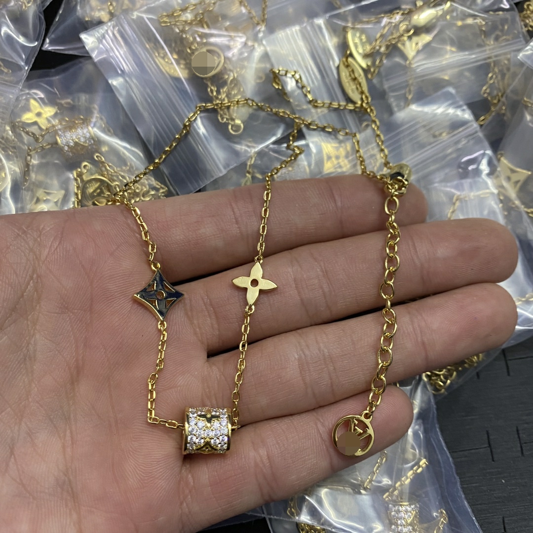 Luxury Brand Pendant Letter Flowers Pendant Necklace Designer Fashion Gold Plate Simple Necklaces Wedding Party Crysatl Woman Jewerlry Necklace VN-0105
Luxury Brand Pendant Letter Flowers Pendant Necklace Designer Fashion Gold Plate Simple Necklaces Wedding Party Crysatl Woman Jewerlry Necklace VN-0105