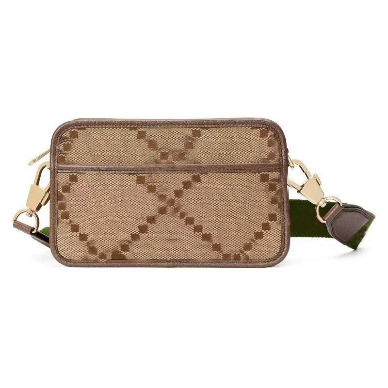 The designer designed a new high-quality camera bag for both men and women., 20x13cm
The designer designed a new high-quality camera bag for both men and women., 20x13cm