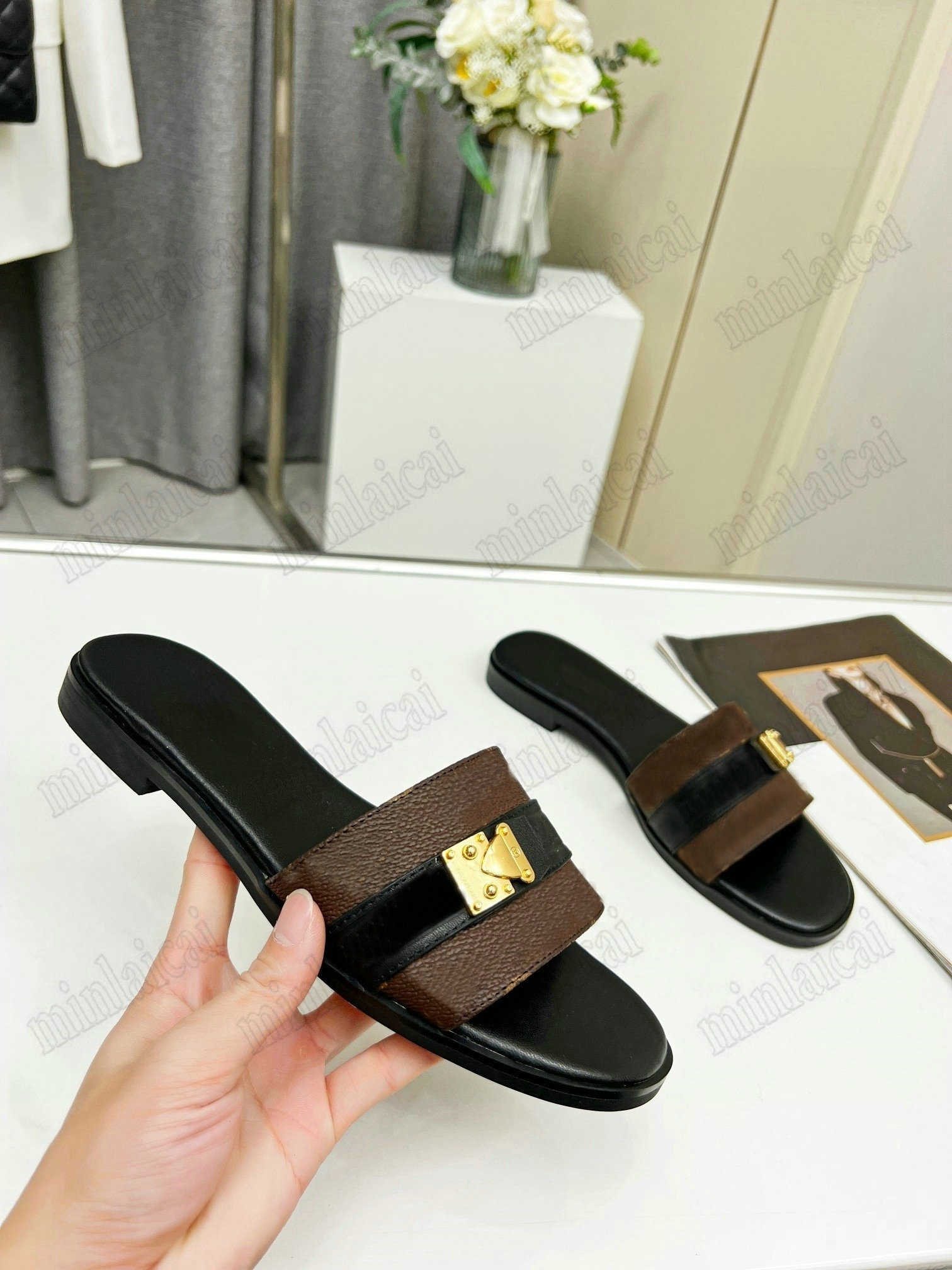 LOCK IT FLAT MULE Women Designer Slipper Leather strap Monograms Slides Sandals Slip-on Open Toe Casua Summber Flats For Women comfort Padded footbed, #2
LOCK IT FLAT MULE Women Designer Slipper Leather strap Monograms Slides Sandals Slip-on Open Toe Casua Summber Flats For Women comfort Padded footbed, #2
