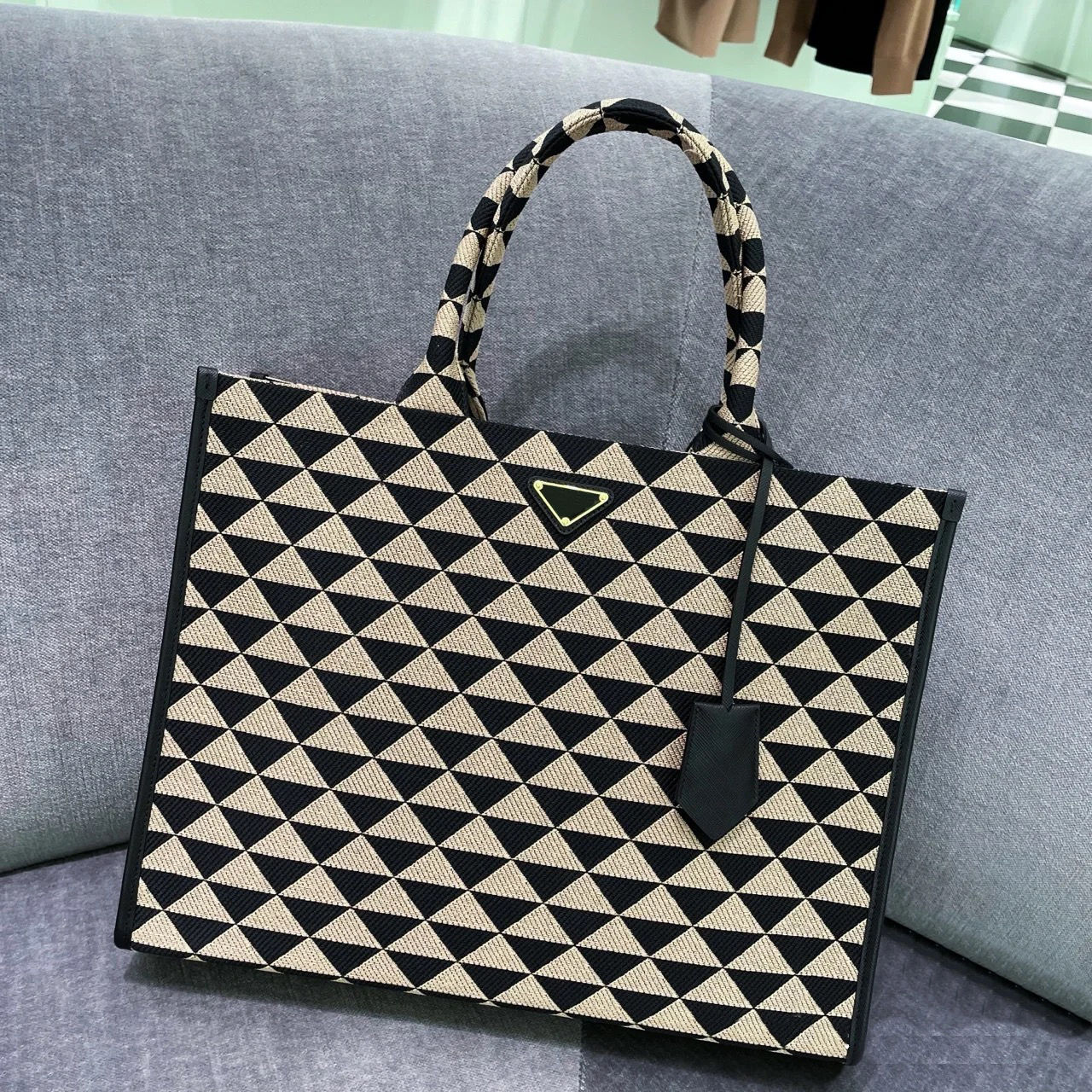 prad Symbole Triangle embossed Canvas the tote Bags strap Womens mens fashion beach bag Designer bags shoulder crossbody lady Bag luxury clutch handbag hobo purses, White
prad Symbole Triangle embossed Canvas the tote Bags strap Womens mens fashion beach bag Designer bags shoulder crossbody lady Bag luxury clutch handbag hobo purses, White