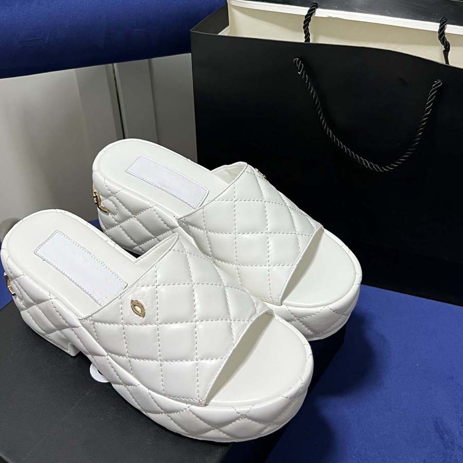2023 News Women Slides Classic Slippers Channel Slides Lambskin Blue Home Casual Sandals Summer Designer Luxury Fashion Ladies Beach outdoors Sloping Root Sandals, #4
2023 News Women Slides Classic Slippers Channel Slides Lambskin Blue Home Casual Sandals Summer Designer Luxury Fashion Ladies Beach outdoors Sloping Root Sandals, #4