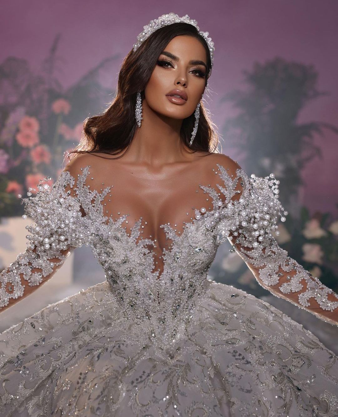 Exquisite Ball Gown Wedding Dresses V Neck Long Sleeves Sequins Appliques Beaded Floor Length Ruffles Diamonds Pearls Bridal Gowns Plus Size Vestido d