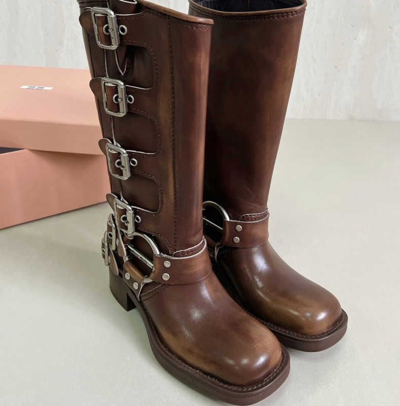 Belt cowhide leather Knee Boots heel zip Motorcycle boots Fashion square Booties for women luxury designer shoes factory footwear, Brown half
Belt cowhide leather Knee Boots heel zip Motorcycle boots Fashion square Booties for women luxury designer shoes factory footwear, Brown half