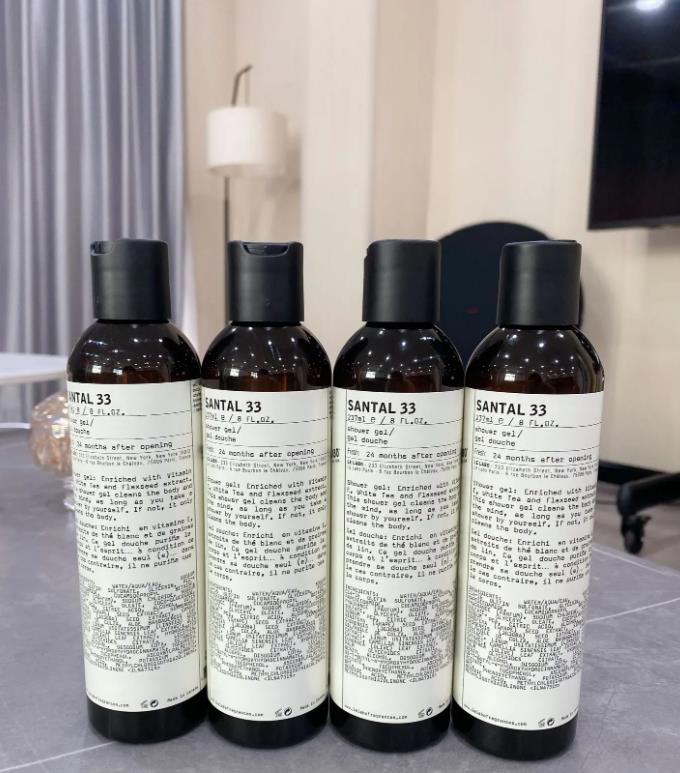 Top quality Labo Moisturizing Shower Gel with 237ml Santal 33 Rose 31 Another 13 LYS 41 Skincare Body Wash Bath
Top quality Labo Moisturizing Shower Gel with 237ml Santal 33 Rose 31 Another 13 LYS 41 Skincare Body Wash Bath