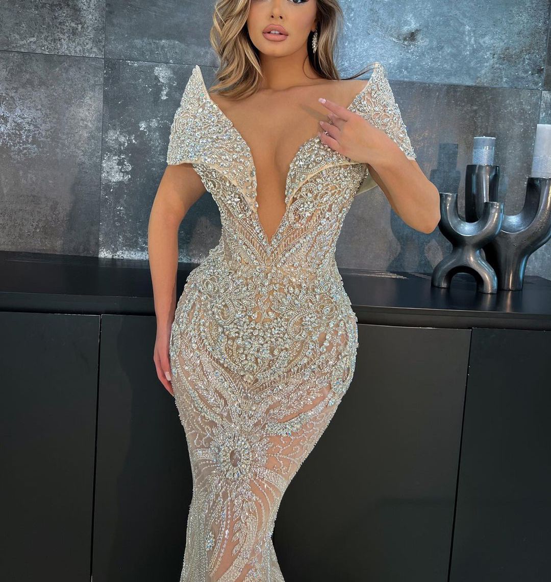 Sexy Mermaid Evening Dresses Sleeveless V Neck Appliques Sequins Floor Length 3D Lace Hollow Diamonds Beaded Train Prom Dress Formal Gown Plus Size Go