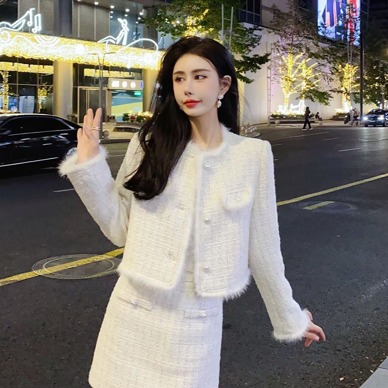 Winter Runway White Wool 2 Piece Set Women Single Breasted Pearls Beading Jacket Coat+Tassel Short Skirt Winter Tweed Suit 201027