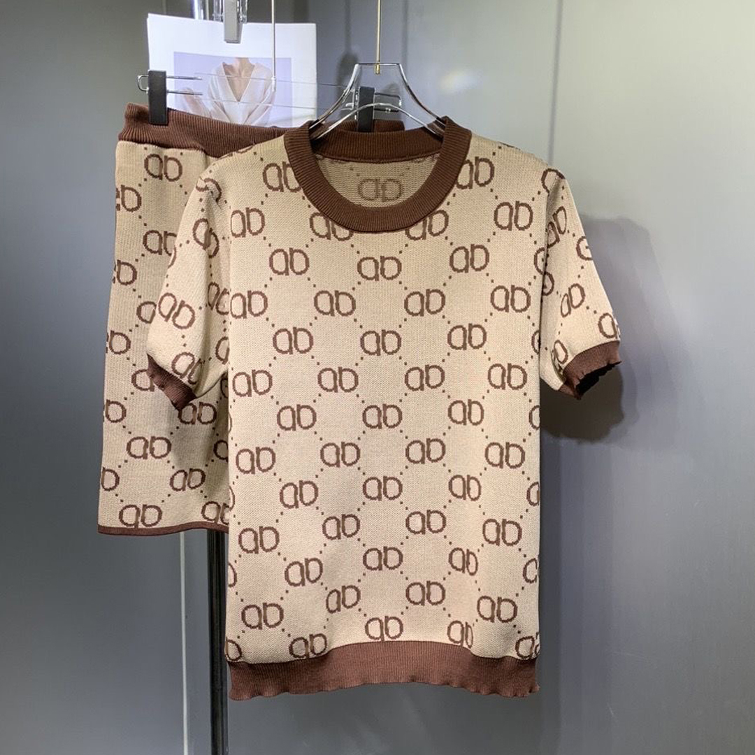 Women's knitwear Beach Designers Tracksuits Summer Suits Fashion T Shirt Seaside Holiday Shirts Shorts Sets Luxury Set Women's Two Piece Sets Sportswears
Women's knitwear Beach Designers Tracksuits Summer Suits Fashion T Shirt Seaside Holiday Shirts Shorts Sets Luxury Set Women's Two Piece Sets Sportswears