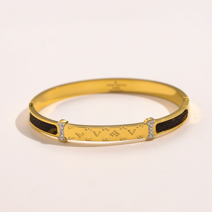 18k Gold Bangle Fashion Luxury Letters Bracelet Women Love Clover Steel Stamp Bracelet Designer Jewelry Hot Classic Brand Accessories Gift Box
18k Gold Bangle Fashion Luxury Letters Bracelet Women Love Clover Steel Stamp Bracelet Designer Jewelry Hot Classic Brand Accessories Gift Box