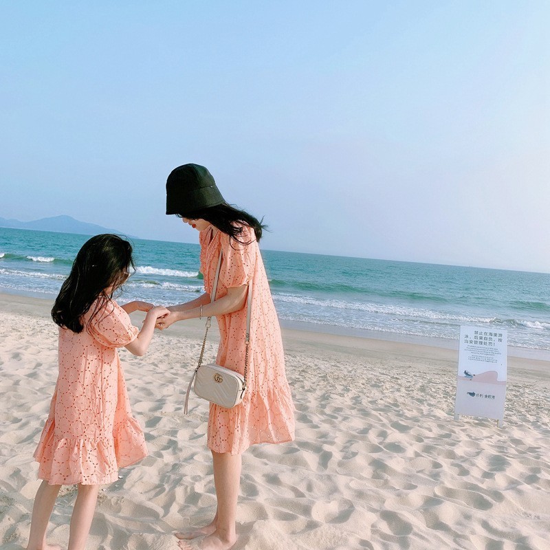 Family Matching Outfits Parent Child Summer Korean Girls' Hollow Embroidered Princess Skirt Holiday Dress Mother Dress 230506