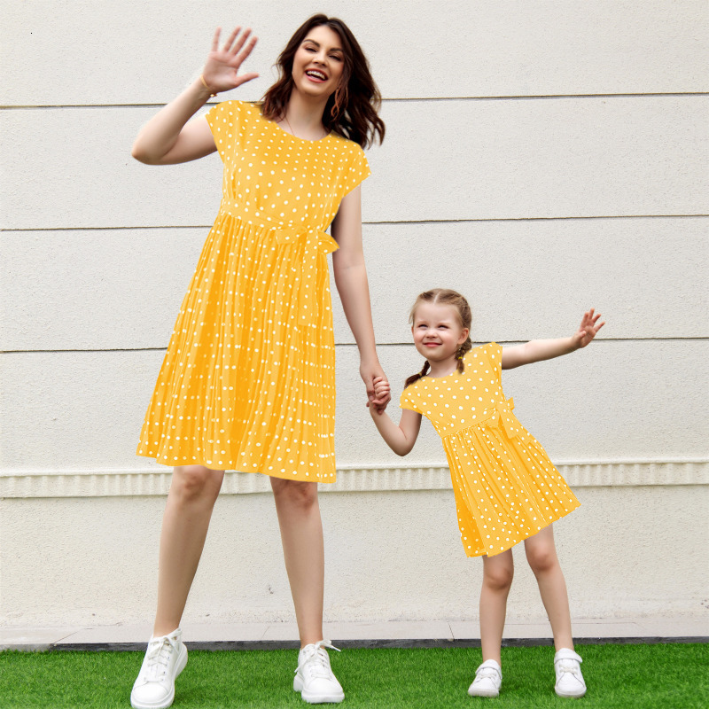 Family Matching Outfits 1 pcs Summer Dresses Polka Dot Mother-Daughter Parent-Child Dress Holiday Leisure Fashionable Clothes 230506