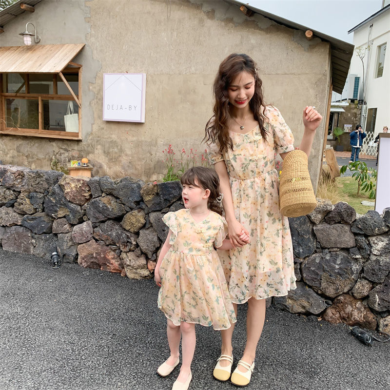 Family Matching Outfits Parent-child Short-sleeved Dress Summer Women's Clothing Chiffon Floral Girls Dress Street Beach Parent-child Dress 23050
