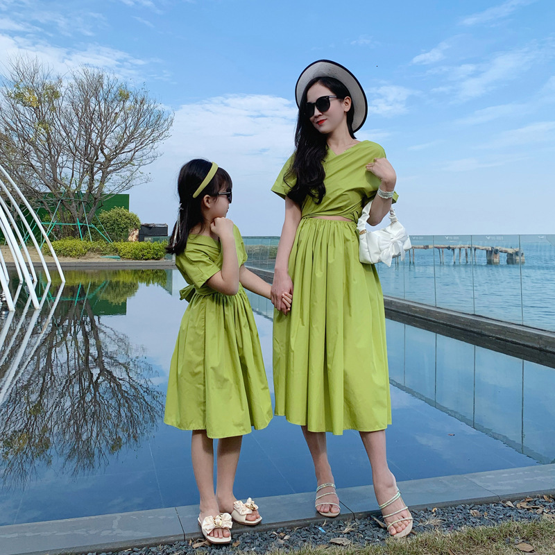 Family Matching Outfits Mother Daughter Matching Clothes Dress Mom and Baby Girl Clothing Beach Wear Women Summer Dresses Parent-child Outfit 230506