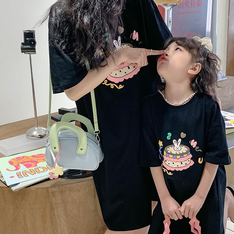 Family Matching Outfits Loose Short Sleeve Parent-child Dress Summer Mid Length Casual Cake Long T Foreigner Women's Dress 230506