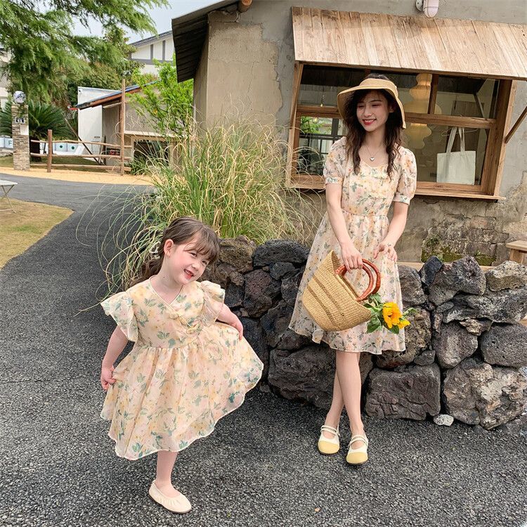 Family Matching Outfits Parent-child Short-sleeved Dress Summer Women's Clothing Chiffon Floral Girls Dress Street Beach Parent-child Dress 23050