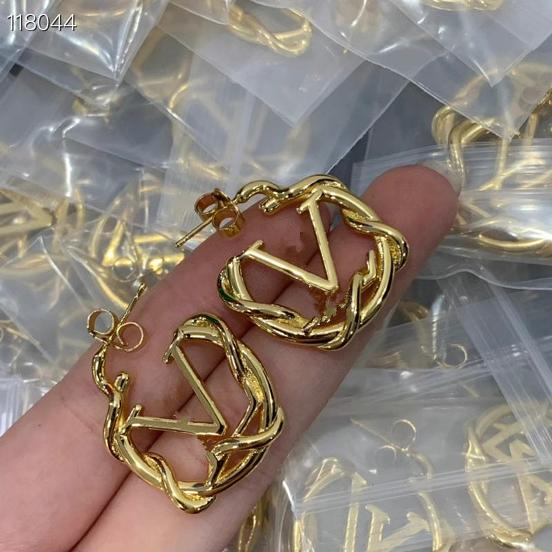 Fashion gold hoop earrings for lady Women Party Wedding Lovers gift engagement Jewelry for Bride L letter
Fashion gold hoop earrings for lady Women Party Wedding Lovers gift engagement Jewelry for Bride L letter