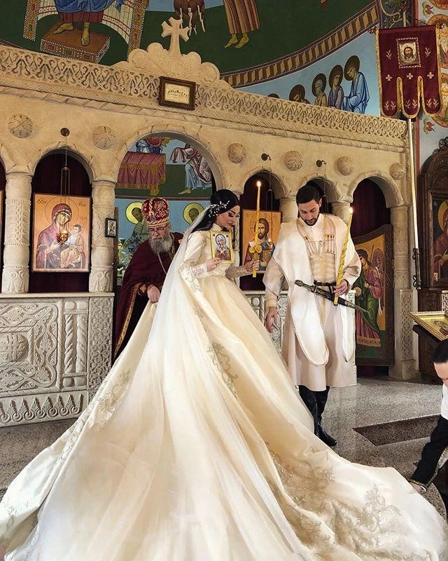 Princess Muslim Arabic Wedding Dresses With Long Sleeve Cape Lace Beaded Embroidery High Neck Caftan Kaftan Bridal Gown Vestido