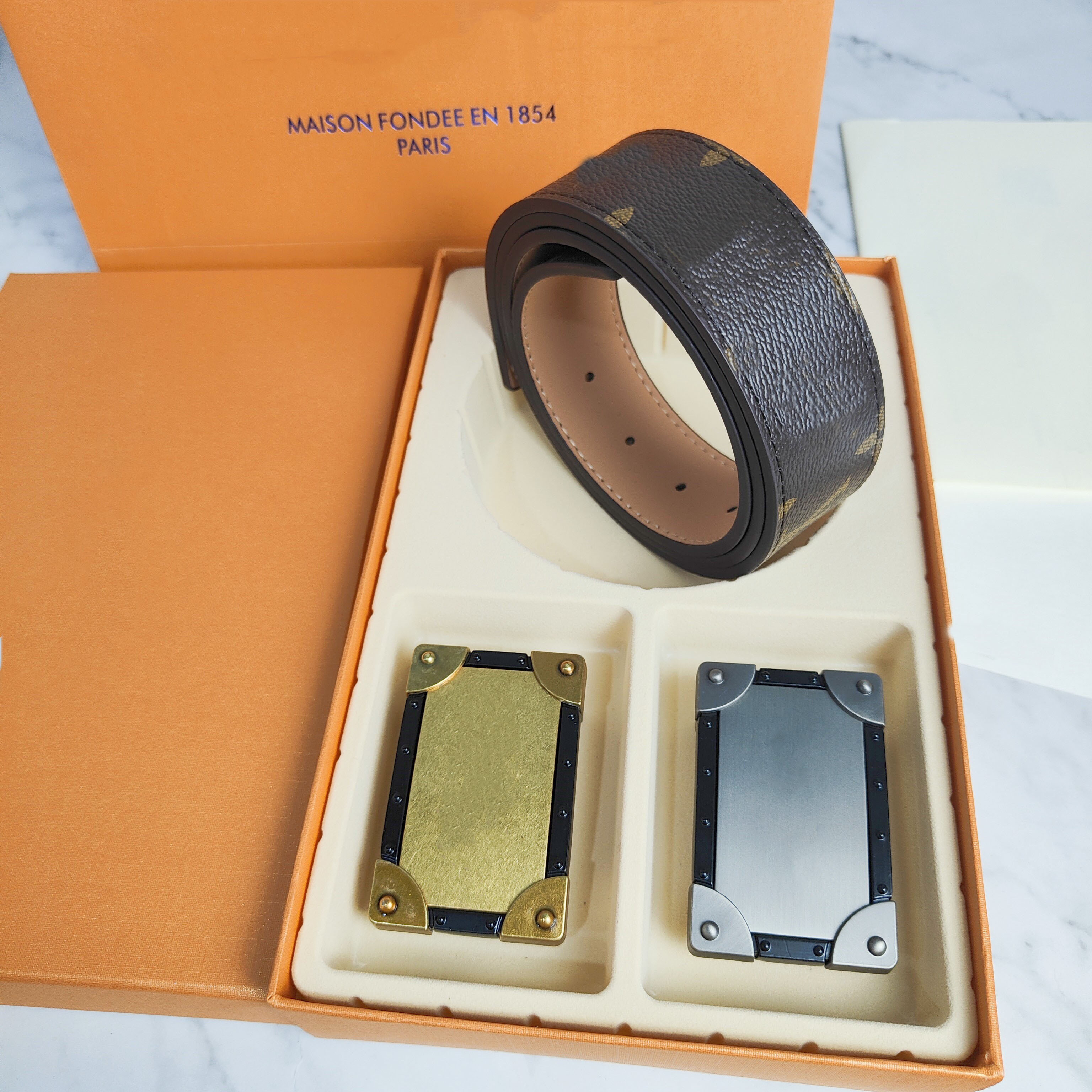 Fashion Classic Men Designer Belts Womens Mens Casual Letter Smooth Buckle Luxury Belt colors Width With box Triangle Plain Litchi Toothpick Pattern brown letter, Double buckle
Fashion Classic Men Designer Belts Womens Mens Casual Letter Smooth Buckle Luxury Belt colors Width With box Triangle Plain Litchi Toothpick Pattern brown letter, Double buckle