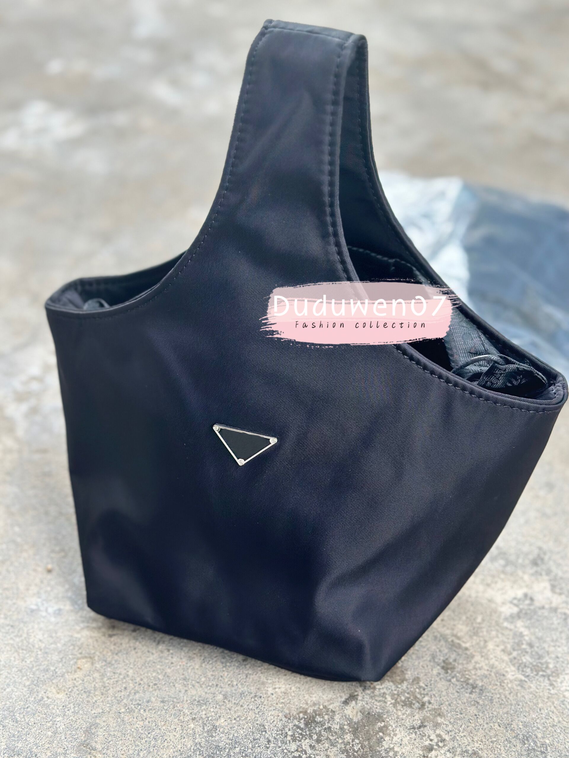 28.5X14.5X28 Cm classic nylon Pr makeup storage bucket bag fashion cosmetic gift collection organizer
28.5X14.5X28 Cm classic nylon Pr makeup storage bucket bag fashion cosmetic gift collection organizer